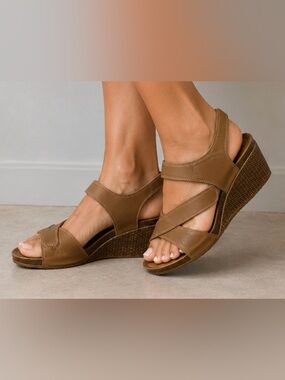 Clarks collection Tan  wedge sandals comfort strappy hook loop size 7